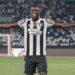 Botafogo vence Atlético-MG e cola no líder do Brasileirão
