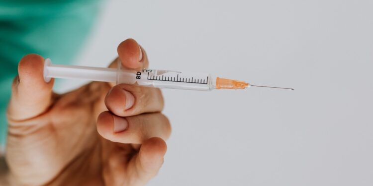 À CNN, dermatologista explica riscos do uso de PMMA em procedimentos estéticos