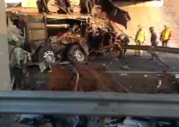 Ônibus ficou danificado após batida que resultou na morte de ao menos 10 pessoas em Itapetininga (SP) SBT/Reprodução