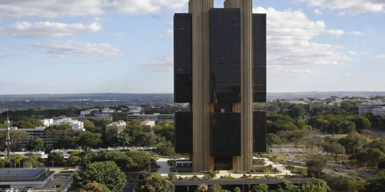 Mercado volta a elevar expectativa e prevê inflação a 4% em 2024; projeção para dólar também sobe