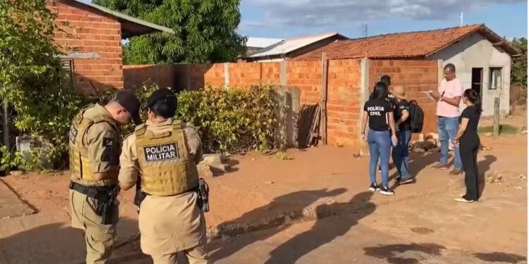 Homem encontrado morto foi esfaqueado 27 vezes e degolado, diz PM