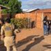 Policiais e investigadores na frente de casa onde homem foi morto em Araguaína — Foto: Luiz Hernandes/Divulgação