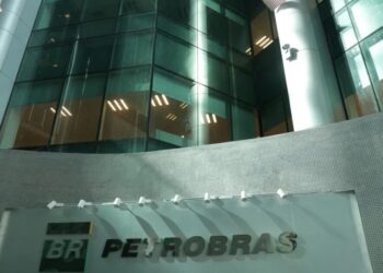 Logo da Petrobras em edifício no Rio de Janeiro
17/7/2023 REUTERS/Ricardo Moraes/Arquivo