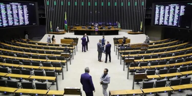 Reforma tributária: deputados negociam ajustes na regulamentação em meio à pressa para votar texto