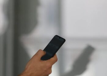 Governo prepara medida que proíbe o uso de celulares em escolas Tânia Rêgo/Agência Brasil