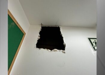 O suspeito, que passou a noite escondido no teto do shopping, usou um buraco no gesso para assaltar a loja Camila Tíssia/CNN