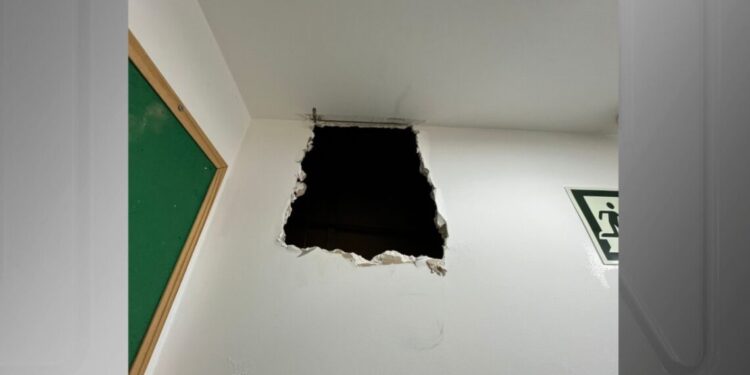 Homem passa a noite escondido em teto de shopping e arromba joalheria em Salvador