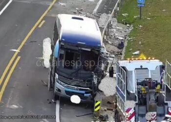 Colisão entre ônibus e micro-ônibus deixou mortos no interior de São Paulo Defesa Civil de São Paulo