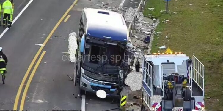 Número de mortos em acidente entre ônibus e micro-ônibus em SP sobe para seis