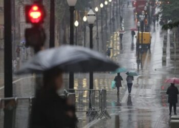 Pedestres se protegem do frio e da chuva no centro da cidade de São Paulo, em foto de 2022 Tiago Queiroz/Estadão Conteúdo