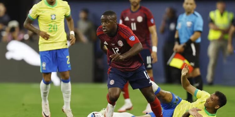 Atlético-GO acerta a contratação de atacante costarriquenho ex-Arsenal e sensação da Copa de 2014