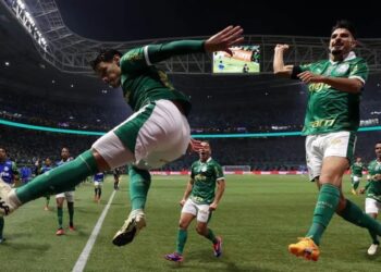 O jogador Raphael Veiga, da SE Palmeiras, comemora seu gol contra a equipe do SC Corinthians P, durante partida válida pela décima terceira rodada, do Campeonato Brasileiro, Série A, na arena Allianz Parque. Foto: Cesar Greco