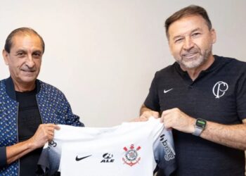 Ramón Díaz com o presidente Augusto Melo e o diretor de futebol Fabinho Soldado Divulgação/Corinthians
