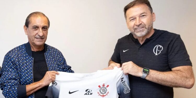 Ramón Díaz com o presidente Augusto Melo e o diretor de futebol Fabinho Soldado
Divulgação/Corinthians