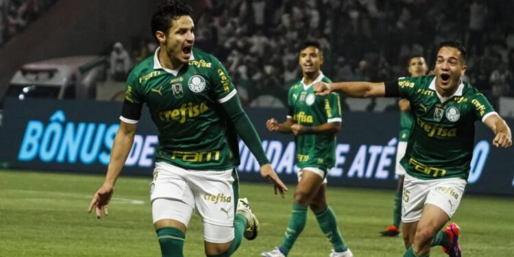 Com Veiga decisivo, Palmeiras vence e afunda Corinthians em crise no Brasileirão