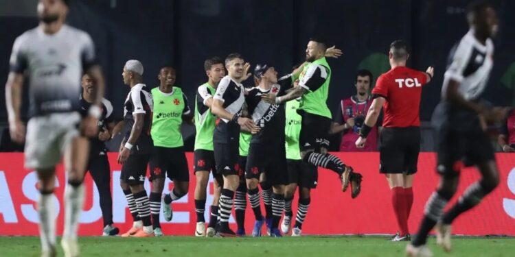 Fim de tabu: Vasco vence Corinthians após 14 anos e sobe no Brasileirão