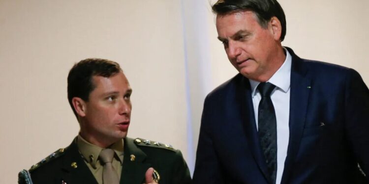 Caso das joias: defesa de Bolsonaro pede acesso à delação de Mauro Cid