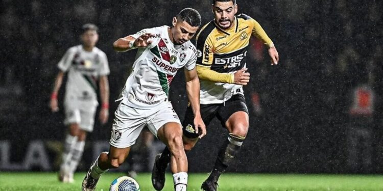 Fluminense arranca empate com Criciúma, volta a pontuar, mas segue na lanterna