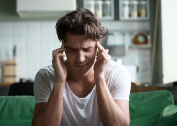 Enxaqueca é um tipo de dor de cabeça caracterizado pela dor latejante de um lado da cabeça e pode vir acompanhada de náuseas, vômitos, sensibilidade à luz e ao som
Fizkes/Getty Images