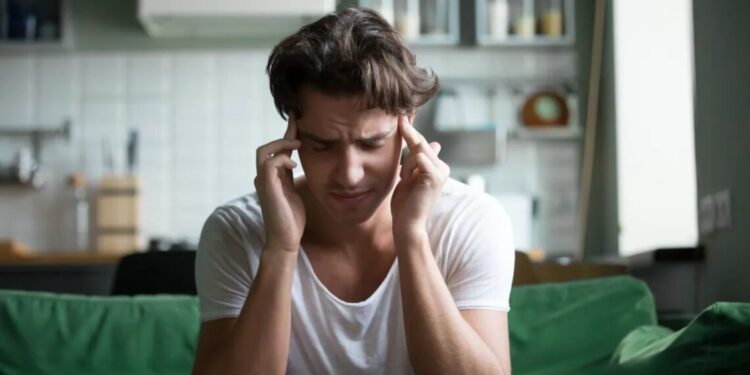Enxaqueca: estudo sugere que “apagão cerebral” pode ser causa