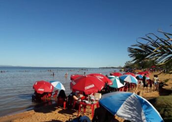 Banhistas curtam praia em Luzimangues, distrito de Porto Nacional — Foto: William Ricardo/TV Anhanguera