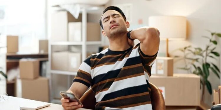 Usar celular em excesso pode adicionar até 27 kg à coluna; entenda