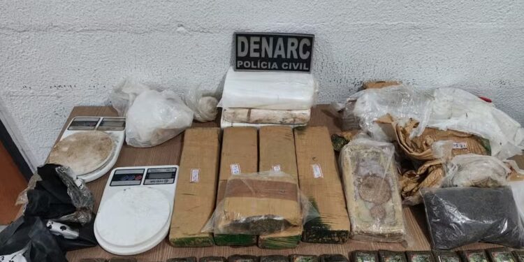 Polícia encontra mais de R$ 300 mil em drogas e prende suspeita conhecida como ‘Dama do crime’
