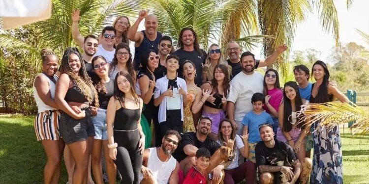 Wanessa Camargo reúne família, namorado e ex-BBBs em foto