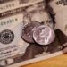Dólar vai a R$ 5,65 e renova máxima desde janeiro de 2022; Ibovespa sobe com Vale e Petrobras