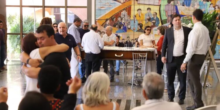 Parentes e amigos se despedem do ex-deputado Totó Cavalcante em velório no Palácio Araguaia