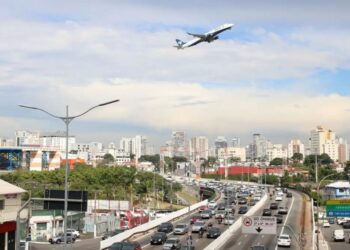 Avião decola do Aeroporto de Congonhas e sobrevoa a Avenida Pedro Bueno em São Paulo SP Rovena Rosa/Agência Brasil