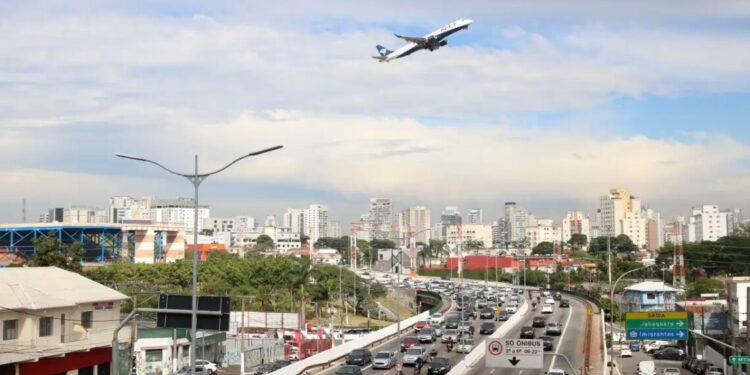 Avião decola do Aeroporto de Congonhas e sobrevoa a Avenida Pedro Bueno em São Paulo SP
Rovena Rosa/Agência Brasil