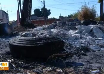 Lixeira pública queimada no Jardim Aureny III, em Palmas — Foto: Reprodução/TV Anhanguera
