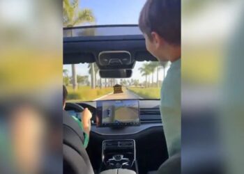 Vídeo viralizado publicado por Andressa Suita, esposa do cantor, mostra o menor de idade conduzindo o veículo no interior de uma propriedade particular e tem como legenda “7 ou 18?” Reprodução/Redes sociais