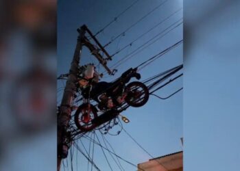 Motocicleta retida entre fiação na zona leste de São Paulo Kauê Ribeiro/Arquivo Pessoal