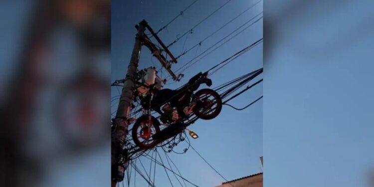 Motocicleta fica presa em fiação elétrica após queda de balão em SP; entenda