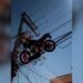 Motocicleta fica presa em fiação elétrica após queda de balão em SP; entenda