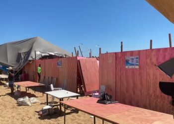 Ventania danifica estrutura da Polícia Militar e da Saúde em praia de Araguanã — Foto: Reprodução