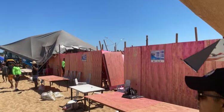 Ventania assusta visitantes e causa estragos em praia do Tocantins