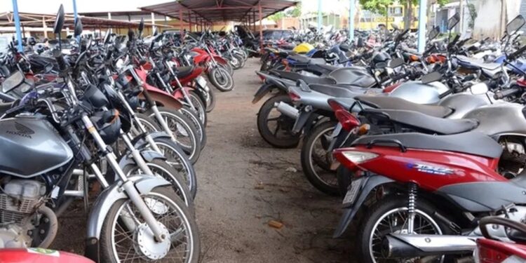 Mais de 900 veículos apreendidos serão leiloados com lances a partir de R$ 30