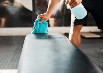 A higiene na academia pode ser feita com álcool ou desinfetante em spray e ajuda a evitar a transmissão de vírus, bactérias e fungos
PeopleImages/GettyImages