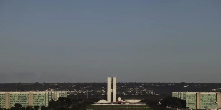 Governo federal oficializa congelamento de R$ 15 bi no Orçamento nesta segunda (22)