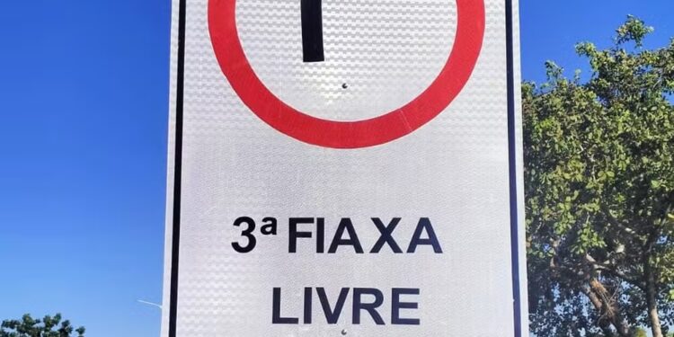 Placa de trânsito com erro de ortografia viralizou nas redes sociais — Foto: Andressa Ribeiro/Jornal do Tocantins