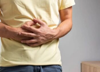 Aneurisma da aorta torácica pode causar dor na região das costas e do abdômen, além de tosse e sibilos (chiado no peito)
Nenad Cavoski/GettyImages