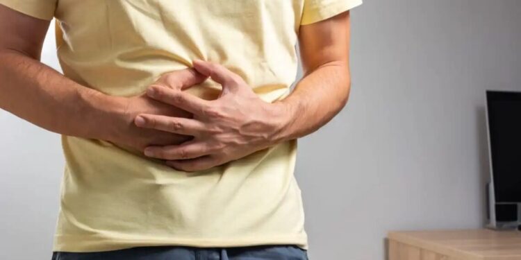 Aneurisma da aorta torácica pode causar dor na região das costas e do abdômen, além de tosse e sibilos (chiado no peito)
Nenad Cavoski/GettyImages