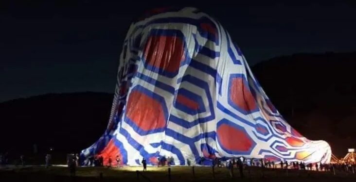 Grupos intitulados "Sandu Mosaico" e "Balão Mágico & Domínio" foram os responsáveis por soltar o balão que levou a queda de energia na Zona Leste de São Paulo.
Crédito: Reprodução/ Redes Sociais