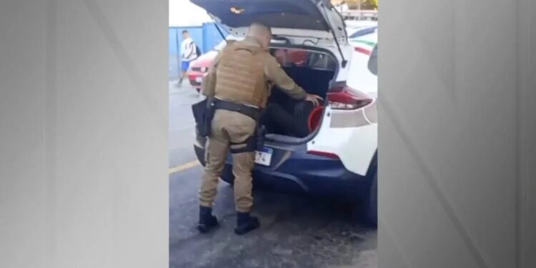 Ataque em escola: adolescente é apreendido após esfaquear colega em Santa Catarina