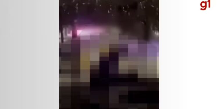 Casal é flagrado fazendo sexo em barraca de praia e imagem viraliza