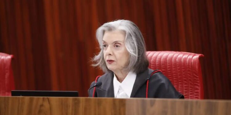 “Sempre que uma mulher avança, todas avançam com ela”, diz Cármen Lúcia à CNN sobre candidatura de Kamala