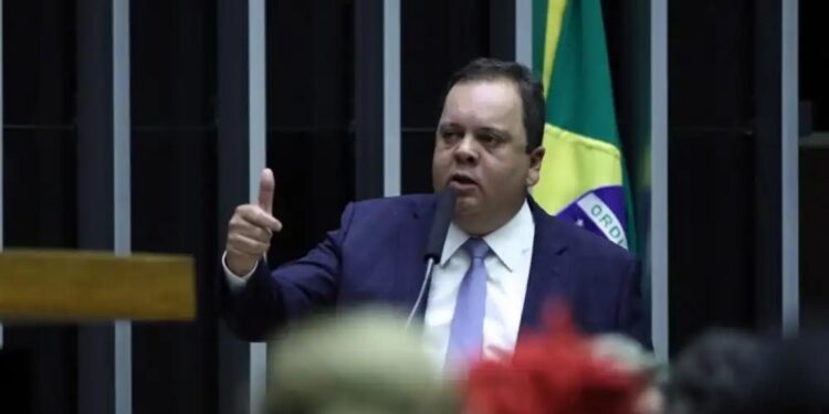 Maior bloco da Câmara deve ser liderado por Elmar Nascimento, candidato a sucessor de Lira